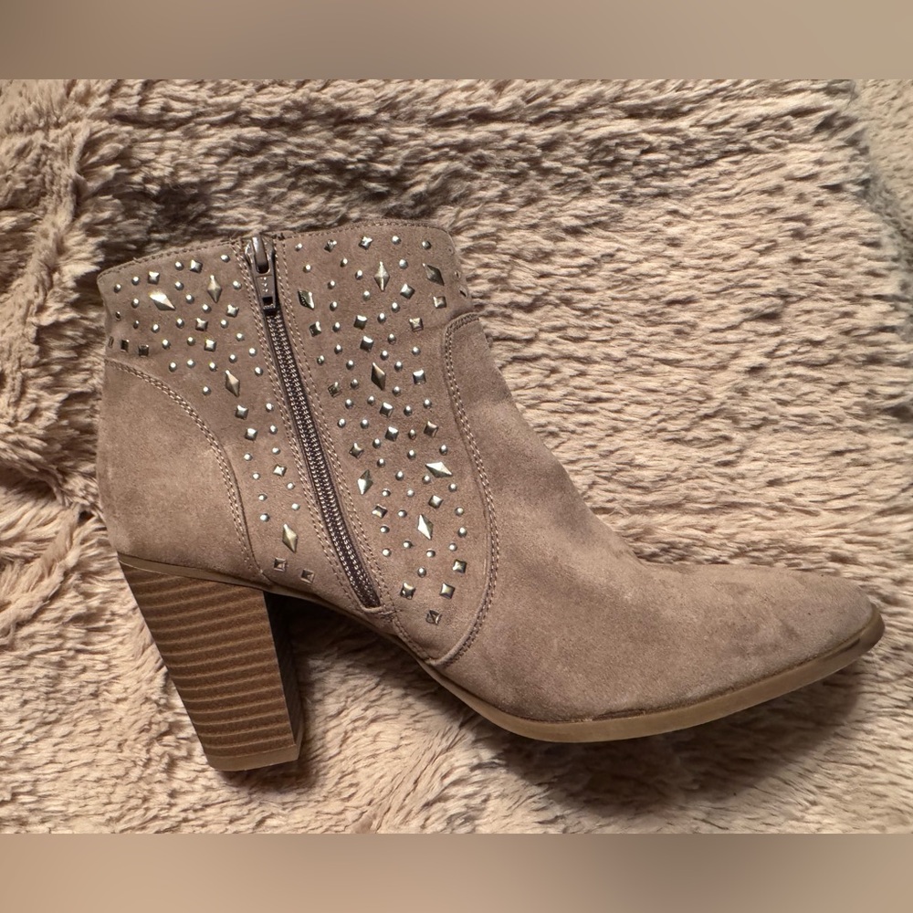 Jennifer Lopez Myra Taupe Studded Ankle Boots EUC Women’s size 9 1/2”